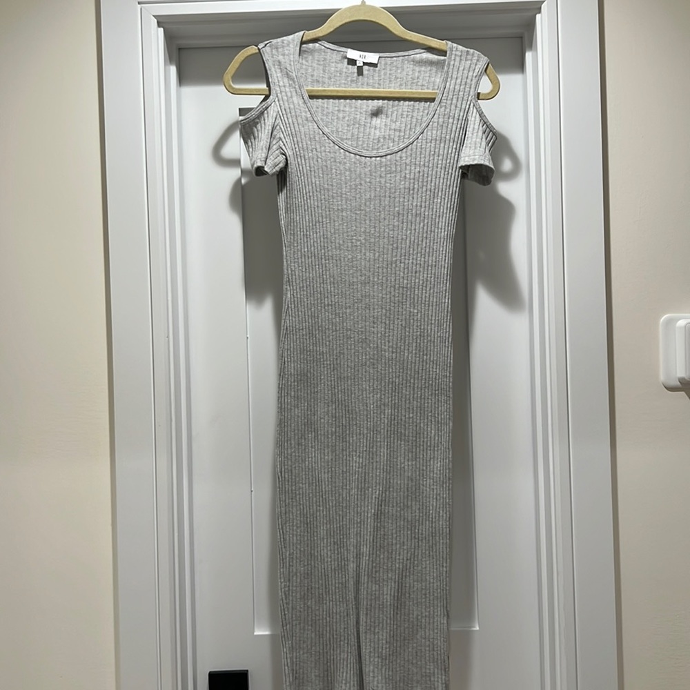 Short sleeve cold shoulder ribbed grey midi dress - size medium from NSR